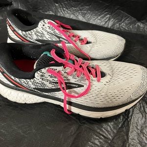 Women’s brooks size 11.